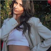 Studentessa di lingue impartisce lezioni di inglese per studenti di scuole medie e superiori